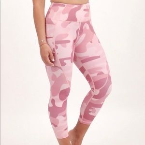 Pink Camo Pocket Light n Tight Hi-Rise Capris 20"